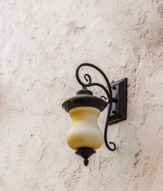 beyaz duvar çimento lamba ışığı. Vintage tarzı