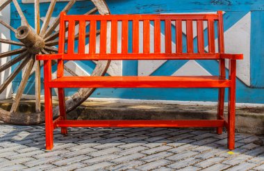 Kırmızı ahşap bank. Vintage tarzı