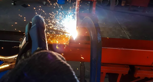 Trabajadores Acero Soldadura Con Máquinas Soldadura Eléctrica —  Fotos de Stock