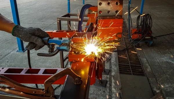 Trabajadores Acero Soldadura Con Máquinas Soldadura Eléctrica Fábrica —  Fotos de Stock