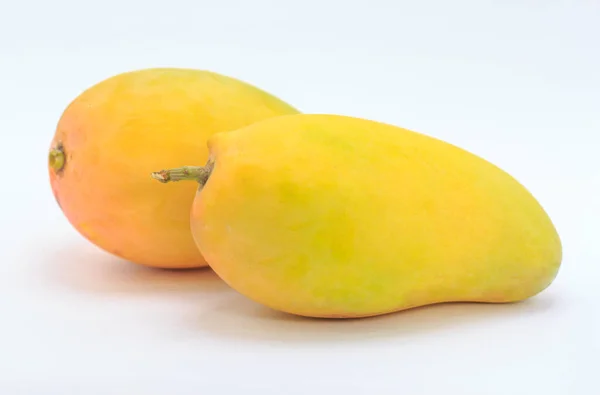 Ripe Mango Geïsoleerd Witte Achtergrond — Stockfoto