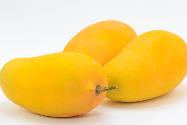 Mango Maduro Aislado Sobre Fondo Blanco — Foto de Stock