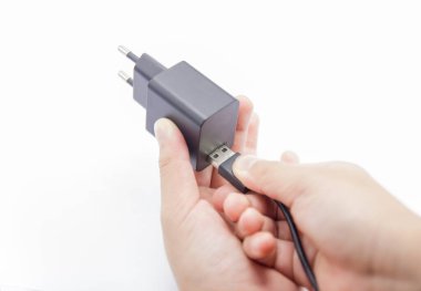 Akıllı telefon için şarj aleti adapte etmek için USB Kablosu 'nu bağlayan el adamını kapat.