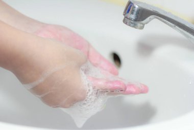 Coronavirus salgını önleme sık sık sabunla ellerini yıkar. 