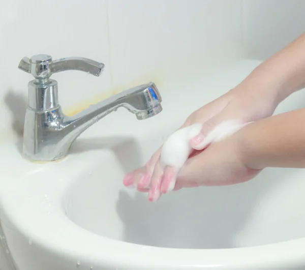 Mencuci Tangan Dengan Sabun Hangat Air Sering Atau Menggunakan Tangan — Stok Foto