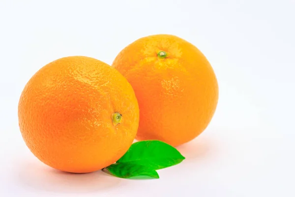 Vers Sinaasappelfruit Met Blad Witte Achtergrond — Stockfoto