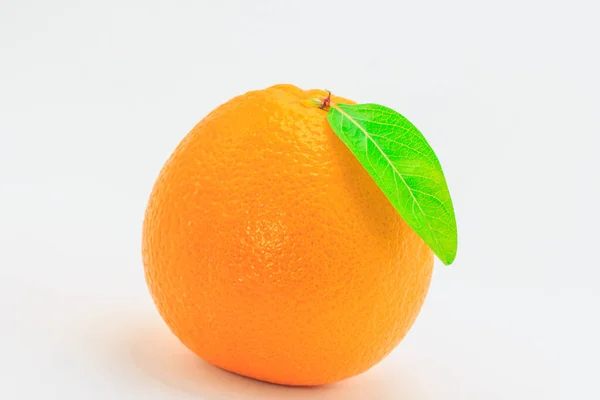 Fruta Naranja Fresca Con Hoja Sobre Fondo Blanco —  Fotos de Stock