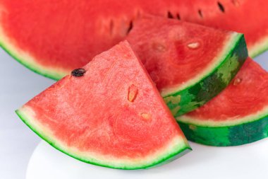 Dilimlenmiş olgun karpuzu beyaz arka planda kapat
