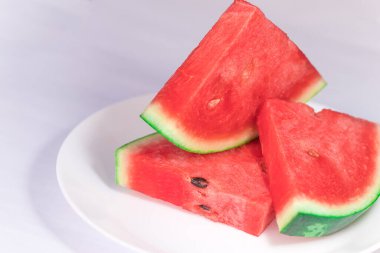 Karpuz beyaz tabak üzerine karpuz. 