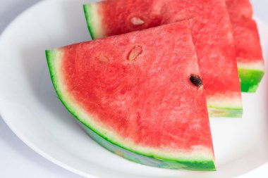 Dilimlenmiş olgun karpuzu beyaz arka planda kapat