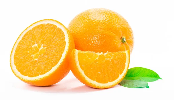 Frische Orangenfrüchte Mit Blatt Auf Weißem Hintergrund — Stockfoto