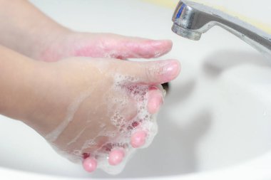 Elleri sık sık sabunla yıkamak, kovid ya da koronavirüsün bağımlılığını önlemek için.