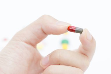 Hap tutan adamın eli. Kapat.