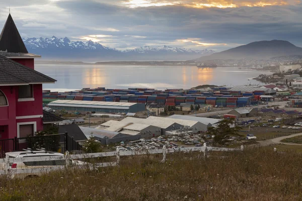 "ushuaia "und seine Bucht, die Stadt am Ende der Welt bei Sonnenuntergang. — Stockfoto