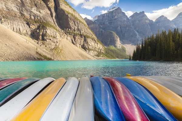 Canoas στο Moraine Lake Banff εθνικό πάρκο Δυτικής Καναδά — Φωτογραφία Αρχείου