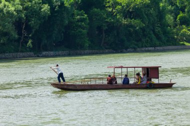 li Nehri guilin Çin teknede kürek
