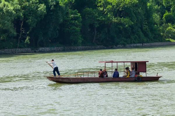 li Nehri guilin Çin teknede kürek