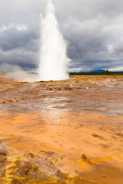 Geysir iceland eruption — стокове фото