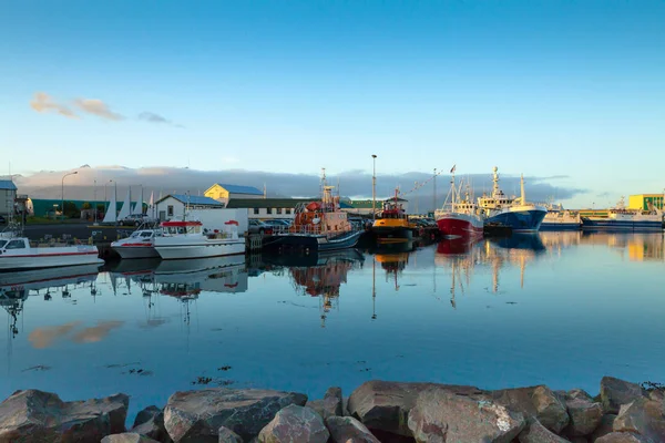 Лодки в Хорнафьордуре — стоковое фото