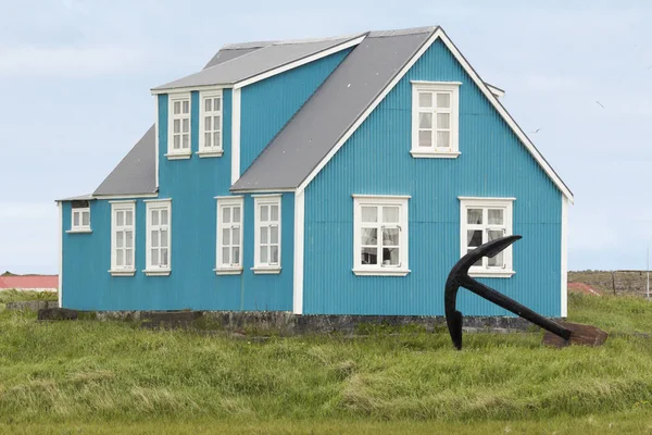 Исландский дом в летний день — стоковое фото