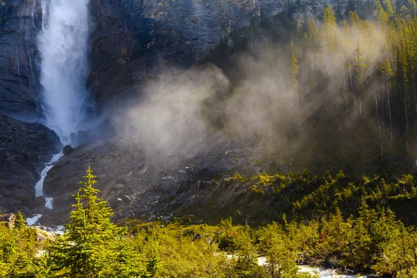 Auringonsäteet Takakkaw Falls Yohon kansallispuisto Brittiläinen Kolumbia Kanada — kuvapankkivalokuva