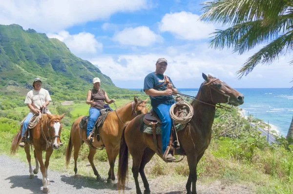 June 2012 oahu : these tourists are discovering hawaii oahu on horseback northshore — Stock Photo, Image