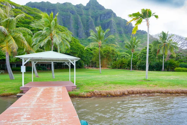 Dock on the beach with palm tree and pali mountains oahu hawaii — Stock Photo, Image