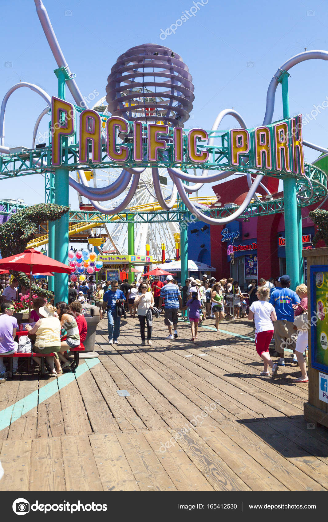 Race on the Santa Monica Pier in Mario Kart Tour Los Angeles - Pacific  Park®