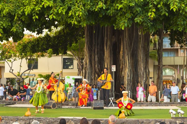 Dovolená na Havaji tradiční hudební skupina s baletní tanečníci waikiki honolulu oahu Spojené státy — Stock fotografie