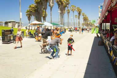venice beach los angeles California bir yaya geçit balon satıcısı