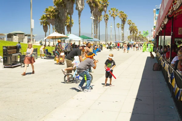 venice beach los angeles California bir yaya geçit balon satıcısı