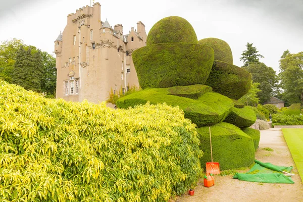 Crathes hrad Skotska s výhledem do zahrady v létě — Stock fotografie