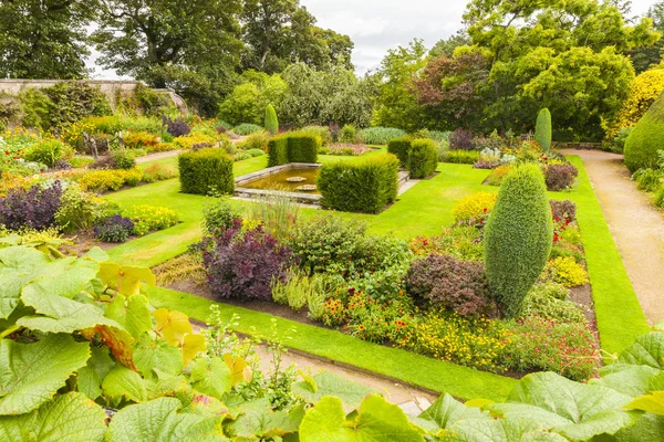 Crathes zahrady Skotsko v létě pod širým nebem obývací pokoj immer — Stock fotografie