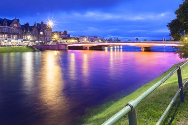 Inverness ve ness nehir gece ışıklı