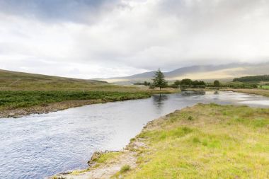 İskoç dağlık bölgelerde kısmen bulutlu gökyüzü İskoçya ile yaz
