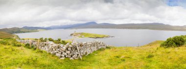 Göl ve yaz aylarında ada ile İskoç panorama
