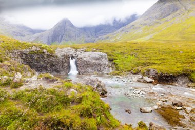Peri havuzları şelaleler Skye islalnd Scotla panoramik