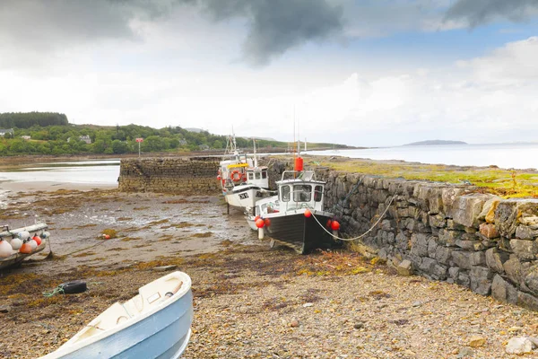 Trockene Boote bei Ebbe auf der Insel Skye — Stockfoto