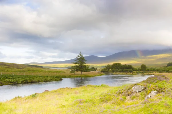 Nehir ve rainbow ile İskoç yayla panorama