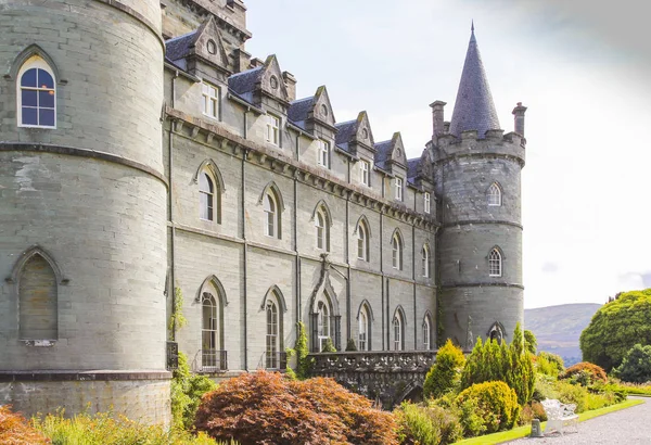 Invereray castle other lateral view with garden — Stock Photo, Image