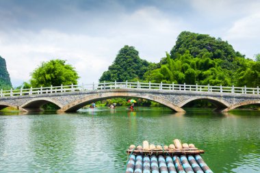Köprünün altından rafting yulong nehir banboo