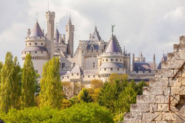 kuleleri ve pierrefond kale duvarlarını