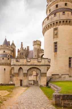pierrefond kale ana giriş diğer görünümü