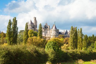 pierrefond kale orman manzaralı Eylül ayında