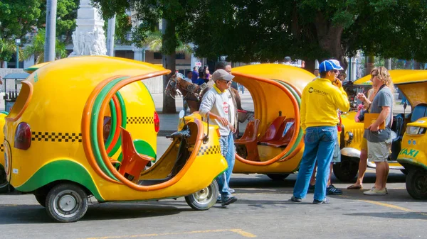 Coco denilen üç tekerlekli taksi taksi havana yakınındaki sokak ejderha tarafından — Stok fotoğraf