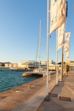 gün batımında Valencia bağlantı noktası demirli katamaran 