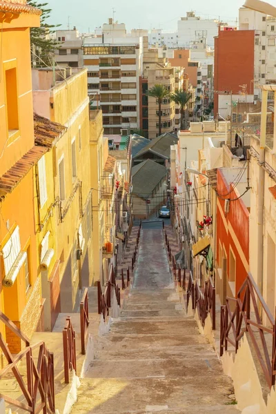 Cullera cidade vista vertical da antiga rua de Calvari ao sol — Fotografia de Stock