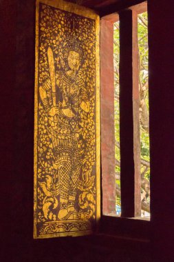 Wat Chedi Luang Chiang Mai wihan penceresinde dekore edilmiş