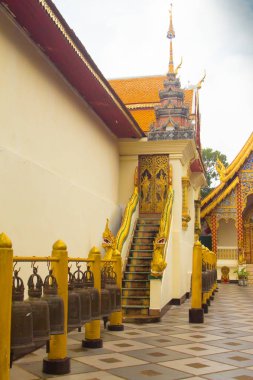 Doi Suthep Tapınağı yan görünümü ile cerimonial çan