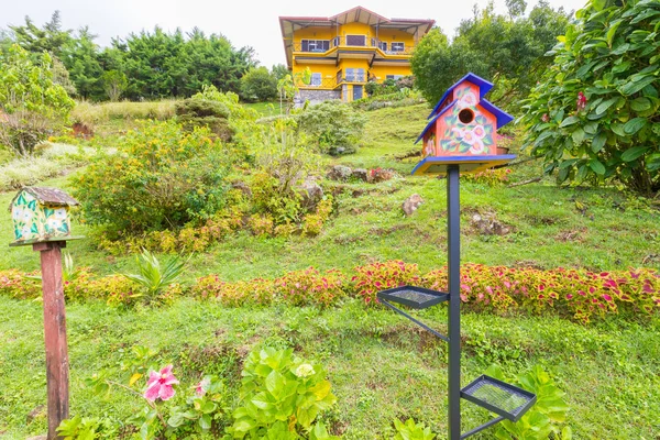 Дом на склоне холма с видом на сад — стоковое фото